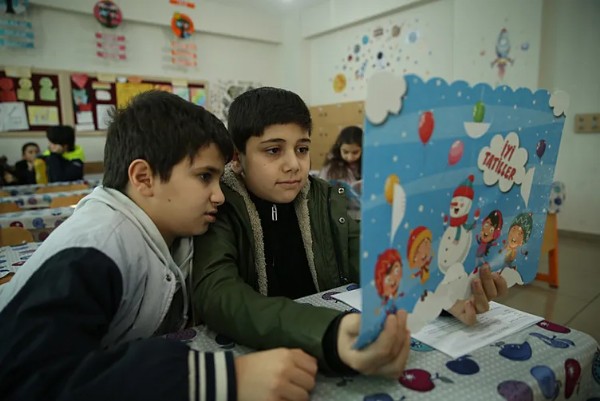 Zil bu kez yarıyıl tatili için çaldı! 18 milyon öğrenci karnesini aldı